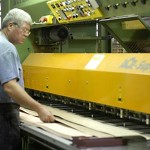 Veneer Technologies, Inc. currently operates four double knife guillotines jointers which feed eight stop and go cross feed splicers. Joining